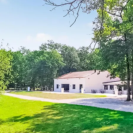 Gorgeous Stacaravan In Chef-Boutonne