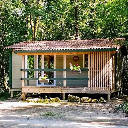 Gorgeous Stacaravan In キャンプ場 Chef-Boutonne